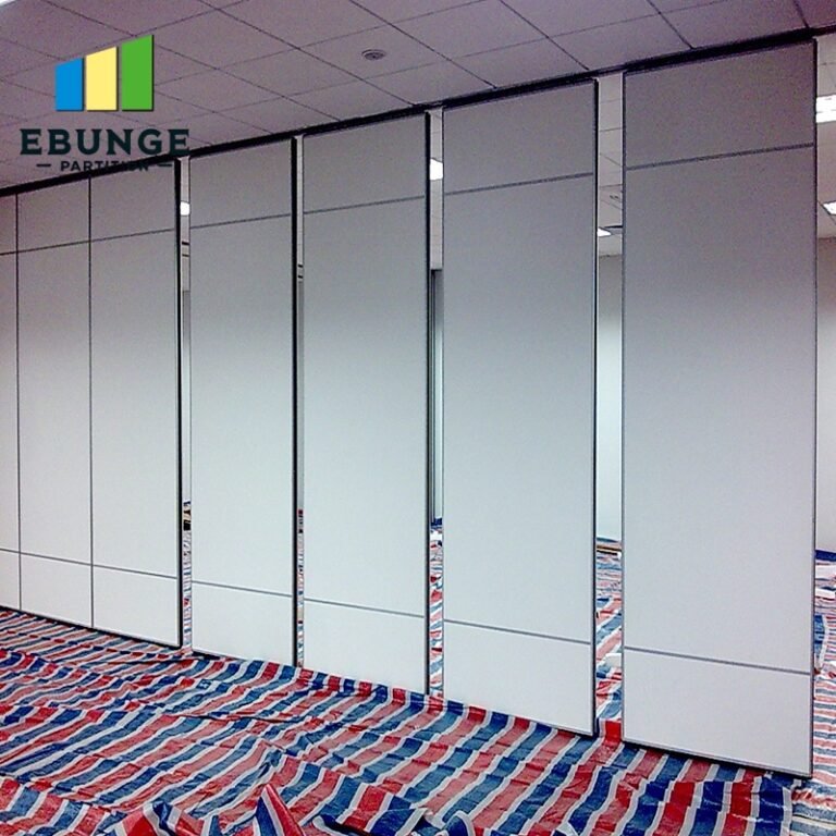 Movable partition wall in a medical consultation room