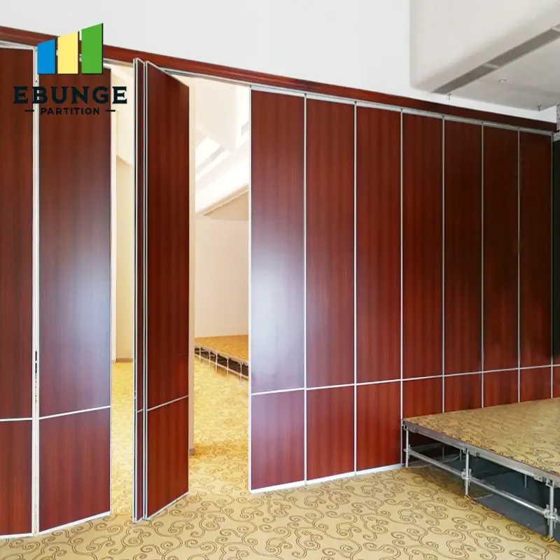 Wood-finish movable partition meeting an opening and ceiling return
