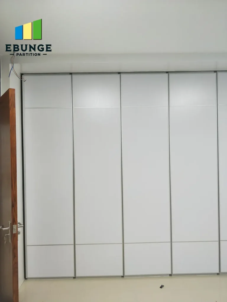 acoustic movable partition wall in a hospital consultation room