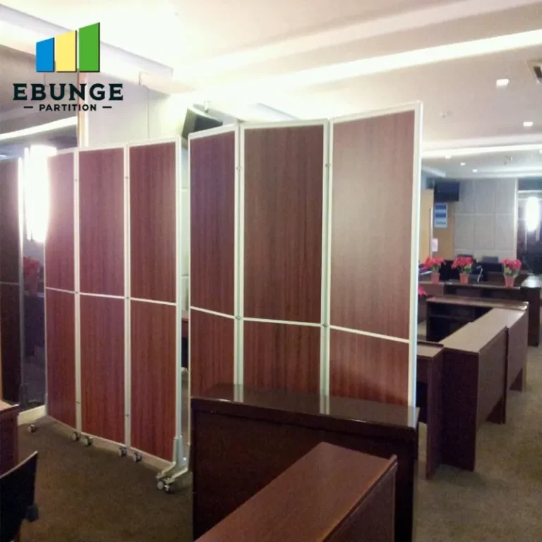 restaurant private room with ebunge partition wall closed