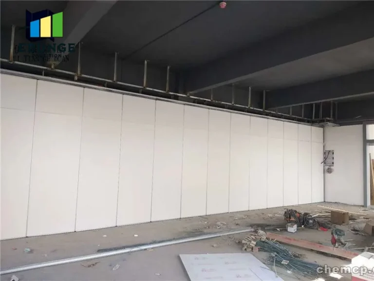 stc rating movable partition in a school hall with acoustic panels