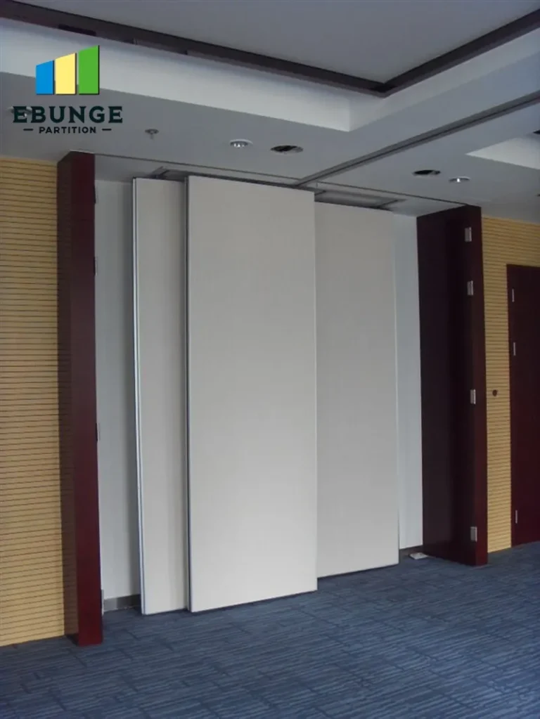 folding partitions wall in a modern training center
