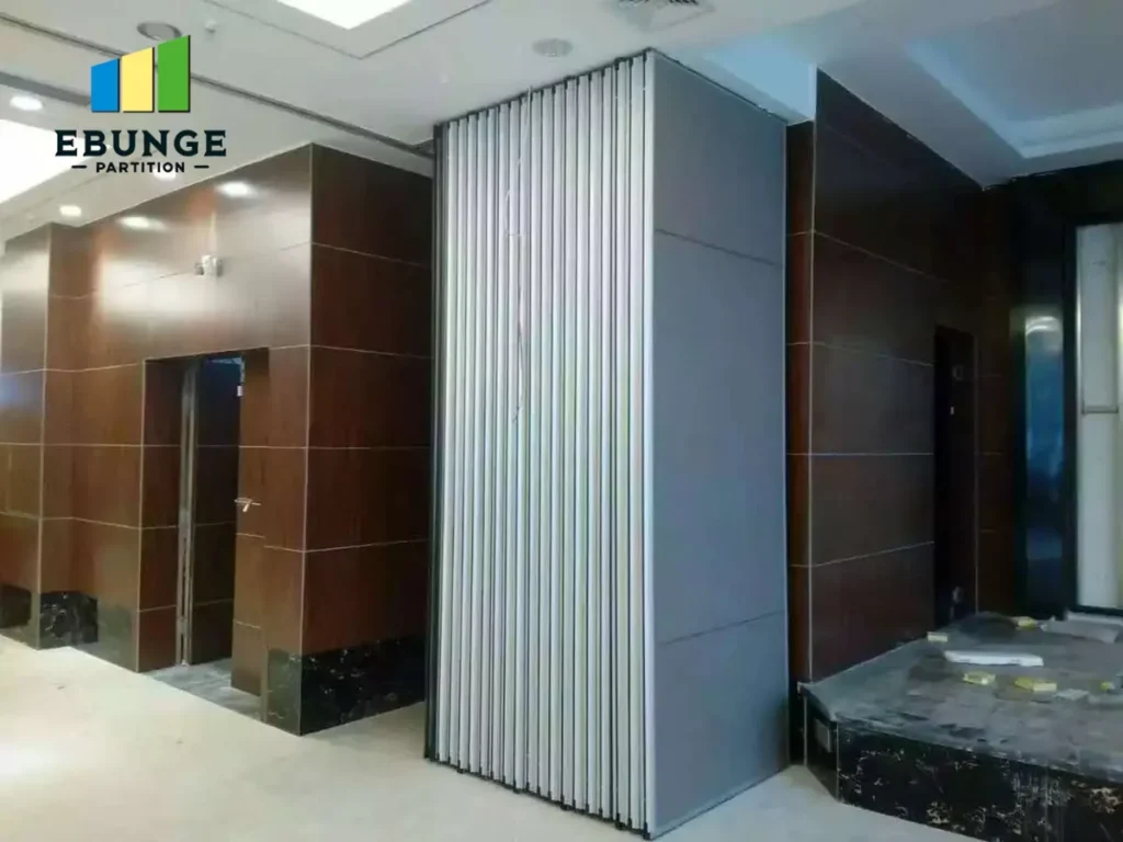 movable partition wall in a modern training center with flexible layout