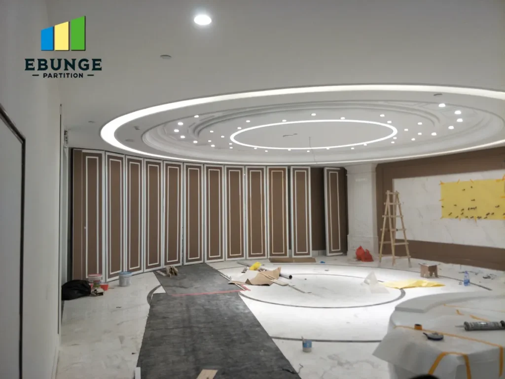 folding movable partition wall in a restaurant private room