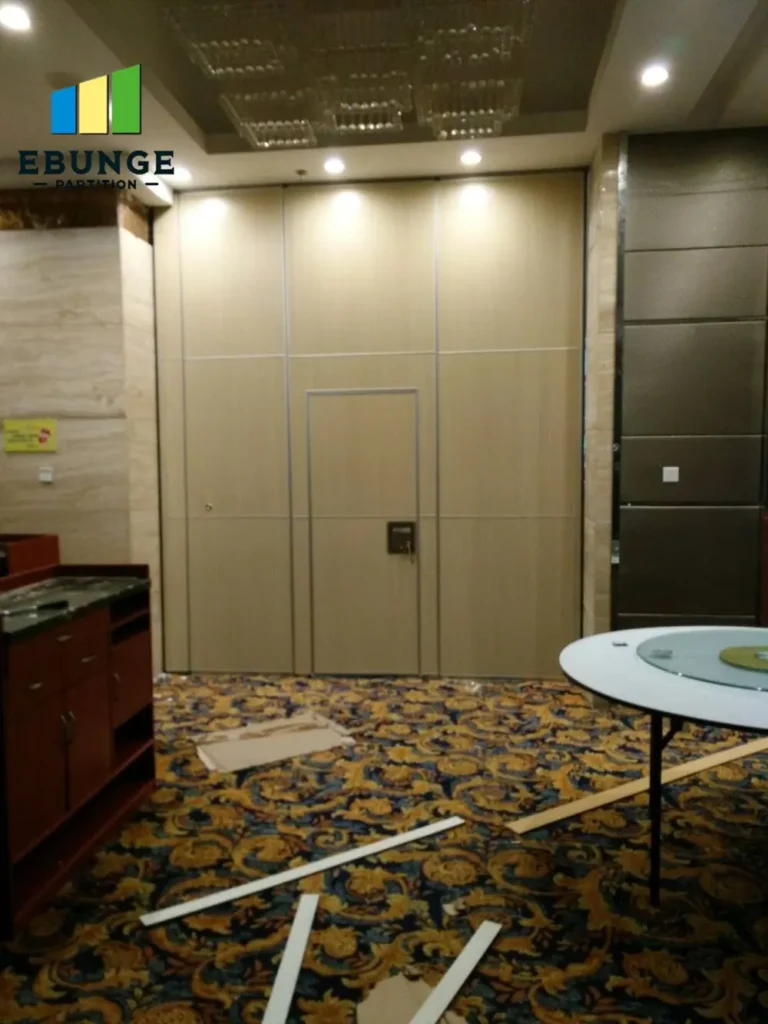 movable partition wall in closed position for acoustics