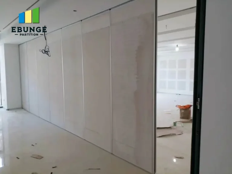of a movable partition wall dividing a restaurant private room