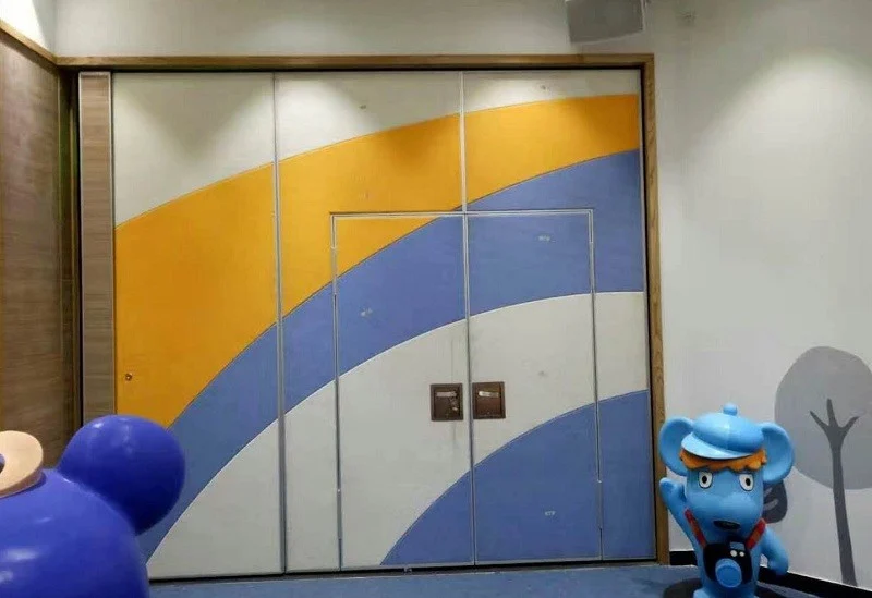 Color-finish movable partition wall with inset pass doors