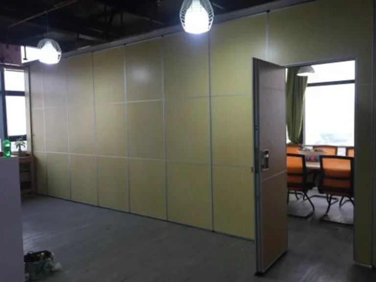 Closed movable partition wall with an adjacent access door