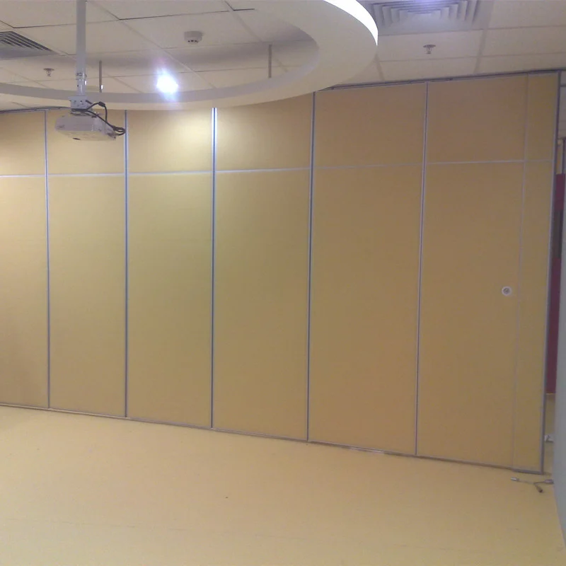 Closed movable partition wall in a flexible office