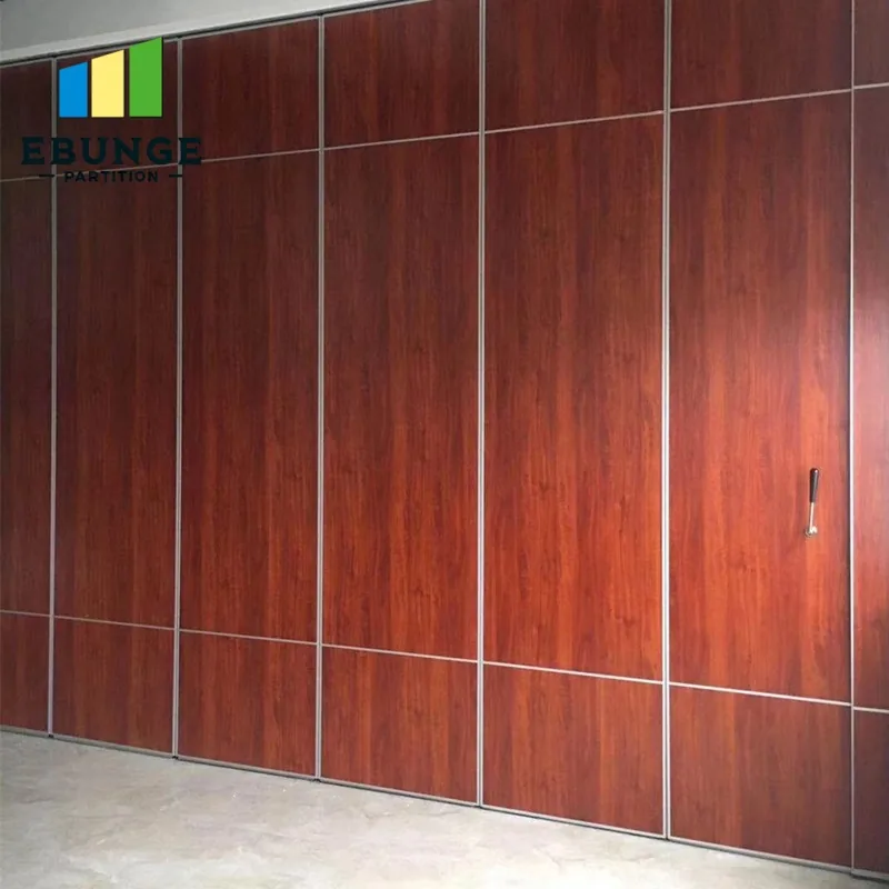 Closed movable partition with reddish wood-look panel faces