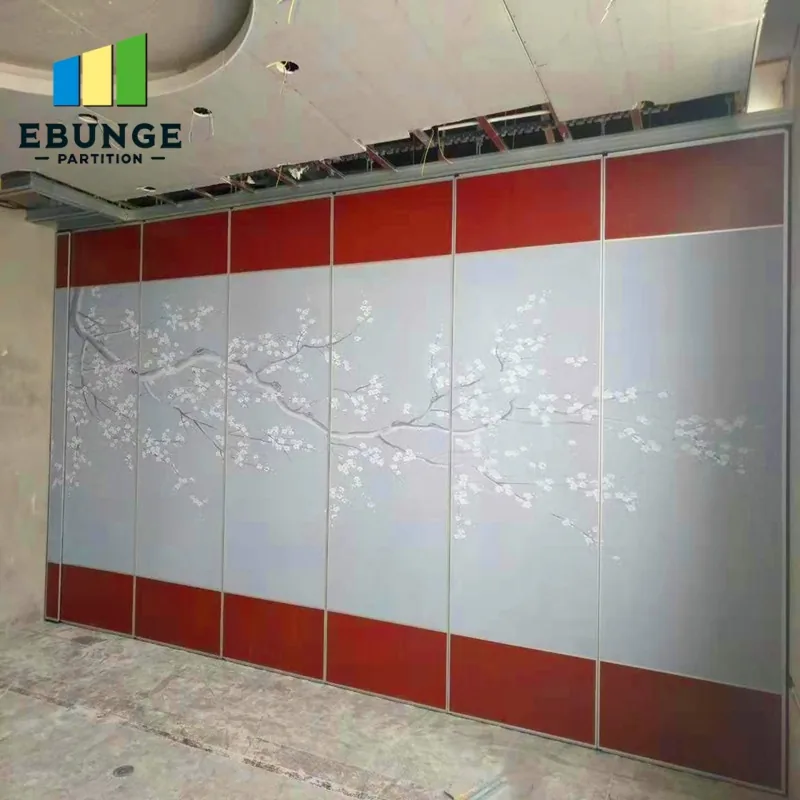 Closed movable partition with a red and pale decorative pattern