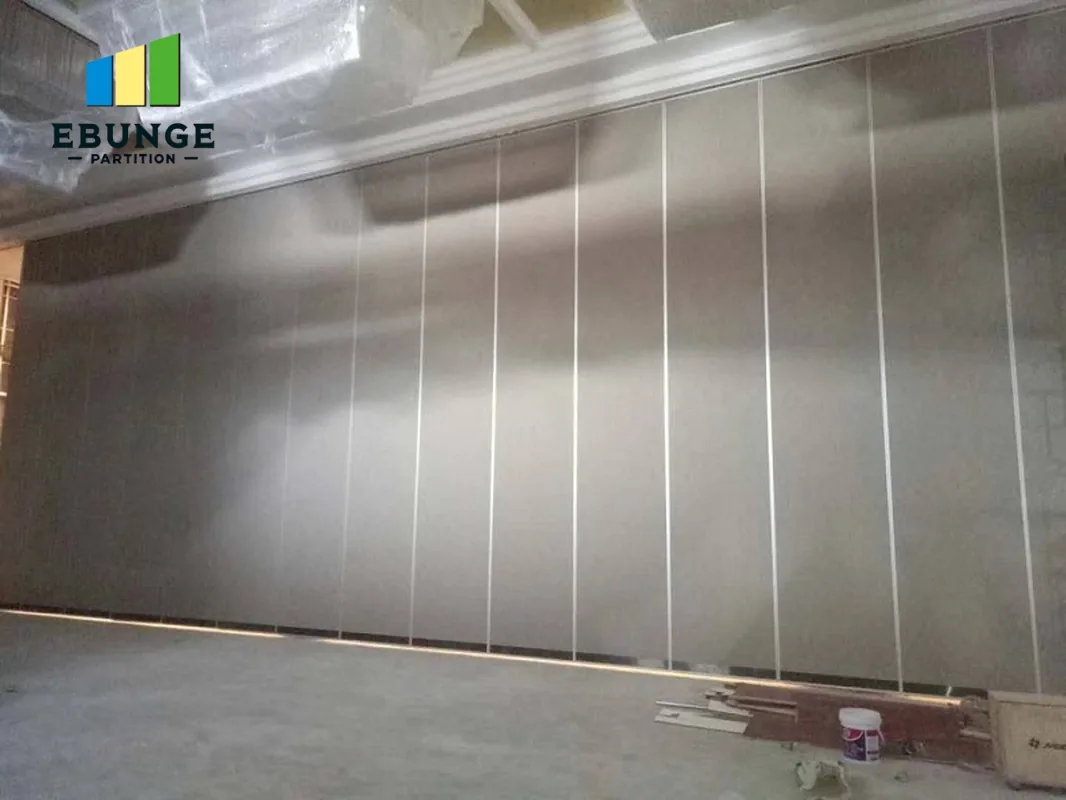 Closed movable partition with neutral gray panel faces