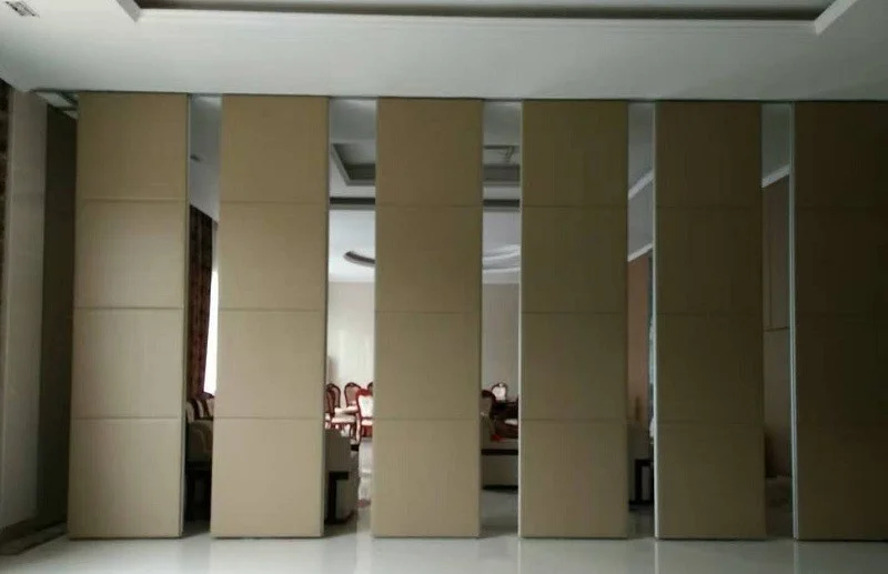 Top-hung movable partition wall in a flexible training space